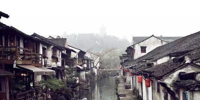 吉娜与父亲一起现身巴黎时装秀,父女俩同框的画面有多温馨?—智能问答网页,解答你的疑问